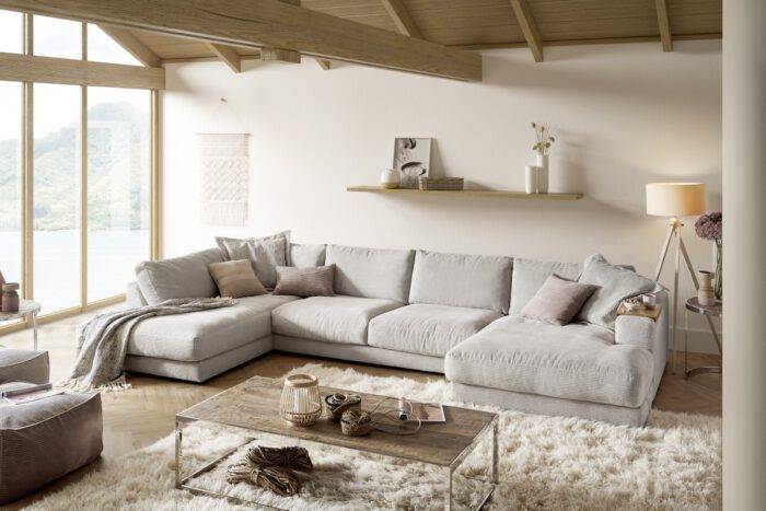 Beiges Cordsofa mit losen Kissen