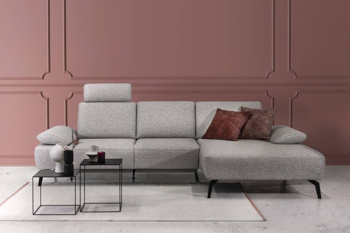 Hellgraues Sofa mit Longchair in Stoff mit schwarzen Winkelfüßen