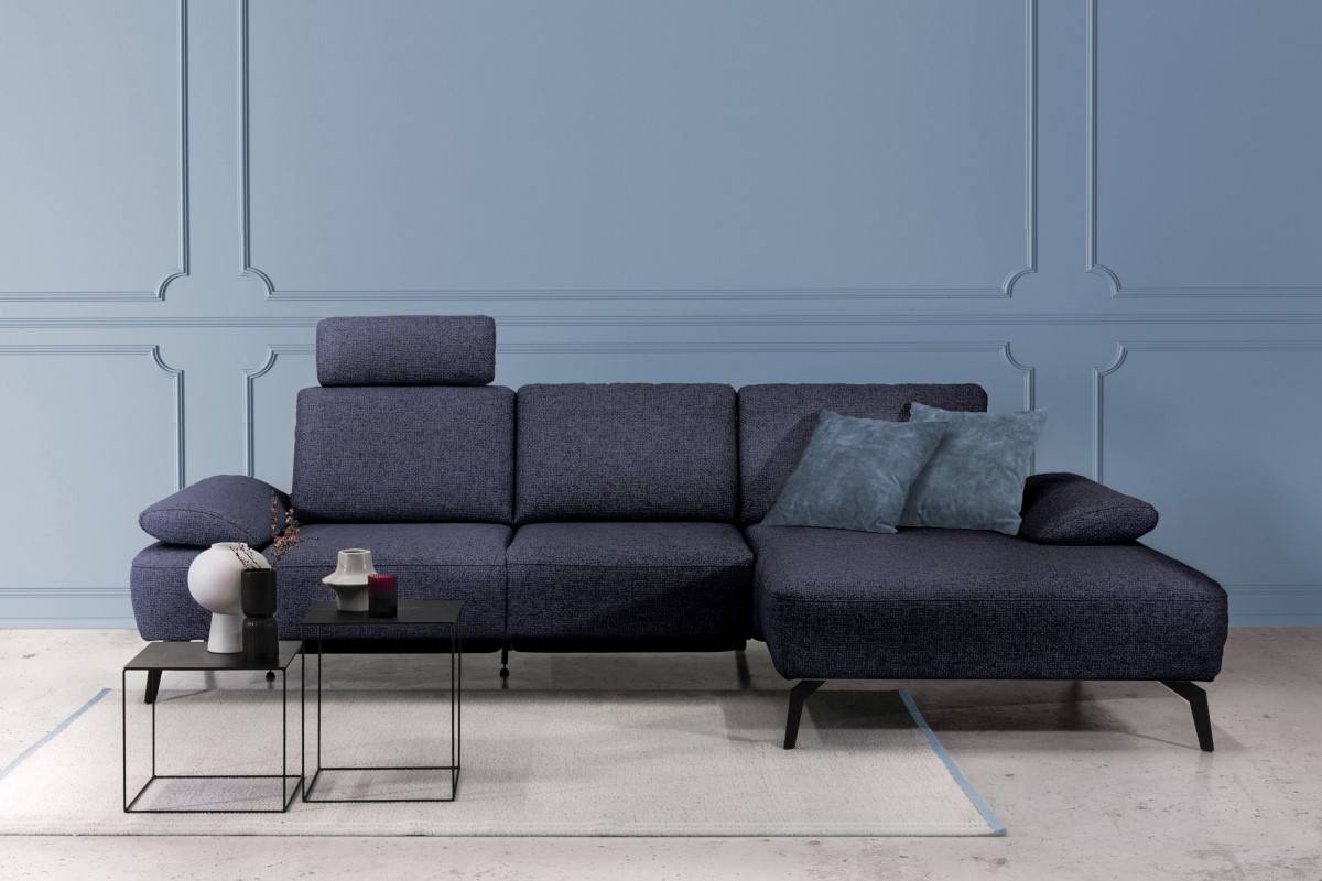 Dunkelblaues Sofa mit Longchair und schwarzen Winkelfüßen