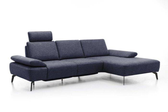 Dunkelblaues Sofa mit Longchair und schwarzen Winkelfüßen