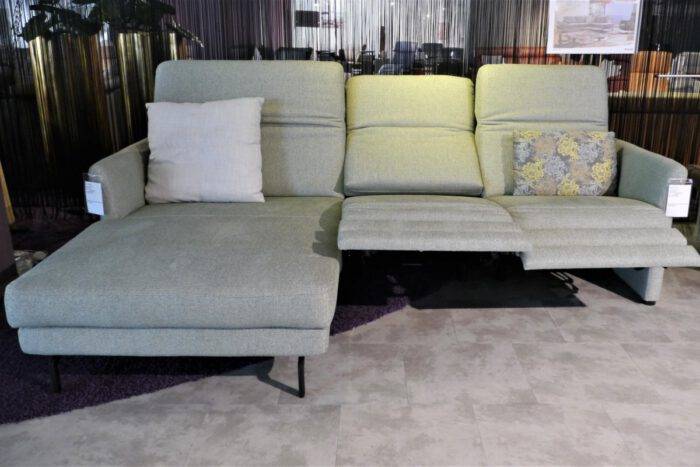 Olivefarbenes Sofa mit zwei motorischen Relaxfunktionen in Stoff