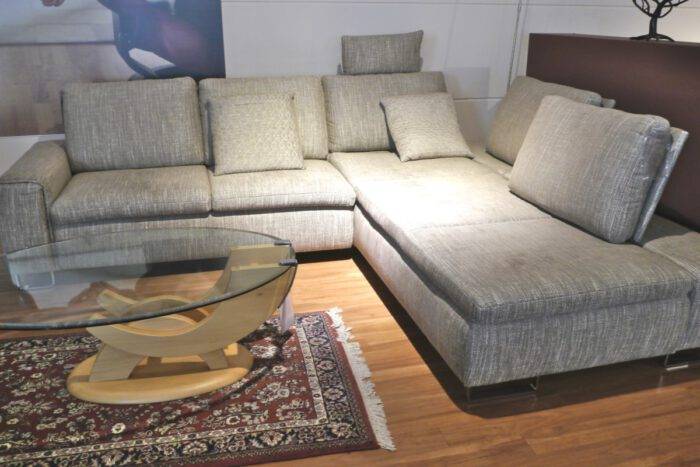 Beiges Stoffsofa mit zweimotrisch-verstellbarem Longchair und Chromfuß