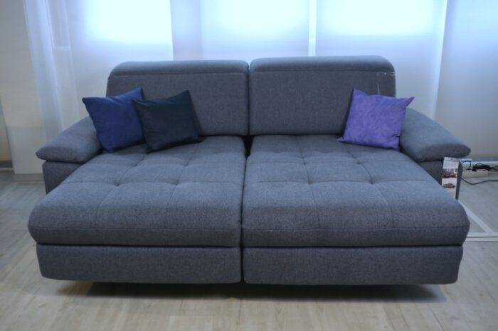 Blaues Stoffsofa mit zwei motorischen Sitting Beds