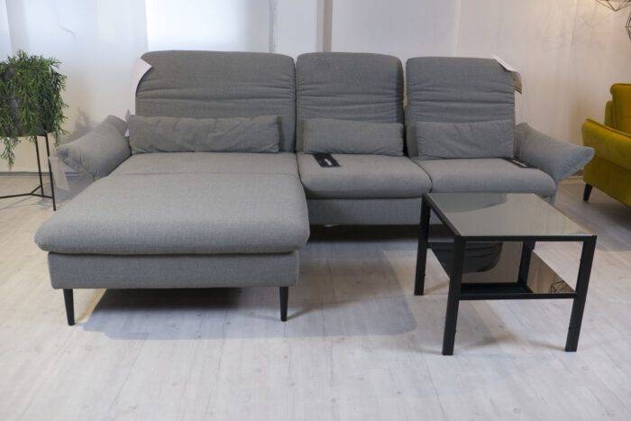 Graues Sofa mit Nierenkissen und schwarzen Metallfüßen