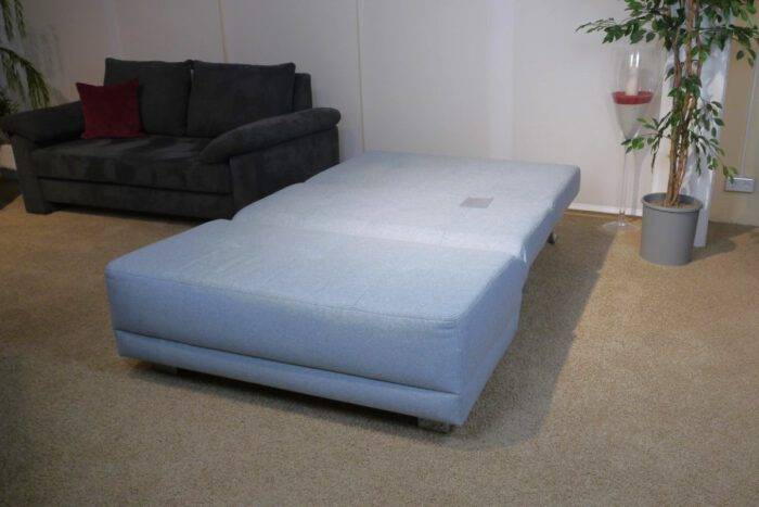 Hellblaues Schlafsofa mit Faltbett