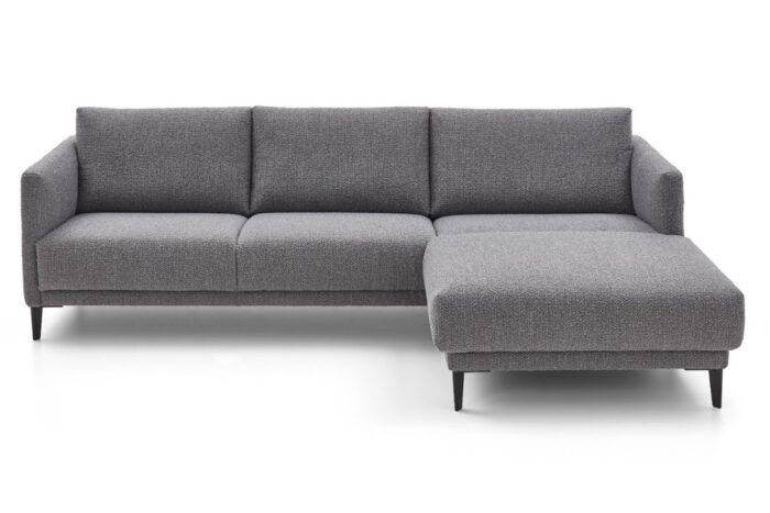 Graues Ecksofa mit schmalen Armlehnen und dunklen Füßen