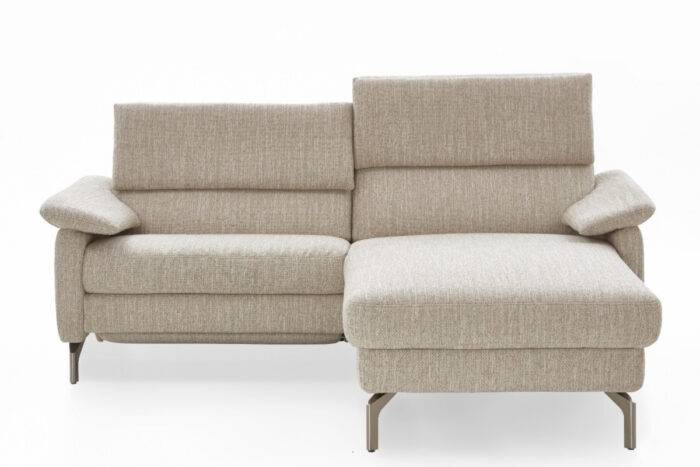 Hellbeiges Sofa mit einem höhenverstellbarem Kopfteil und Chromfüßen